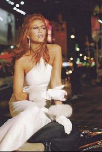 angie everhart : 31