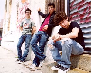 Jonas Brothers : Jonas-Brothers-ino03