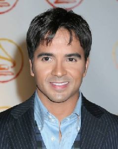 Luis Fonsi : Luis Fonsi-JTM-021540