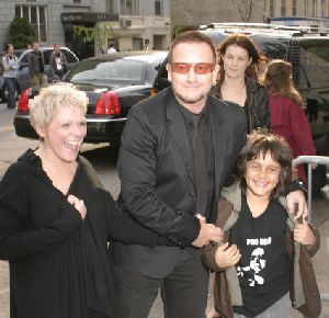 Bono : Bono-AGM-006270