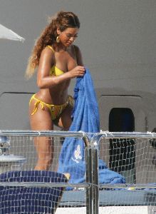 Beyonce Knowles yellow bikini pictures