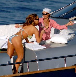 Pictures of celebrity Mariah Carey in bikini