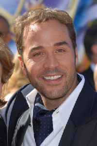 Actor Jeremy Piven pictures at the 58th Annual Primetime Emmy Awards - Arrivals