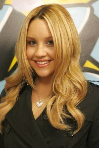 Cute actresss Amanda Bynes black dress pictures