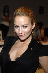 Actress Becki Newton pictures