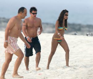 Vanessa Minnillo in Bikini with Nick Lachey Pictures at the beach