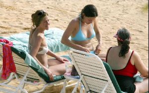 Actress Courteney Cox bikini pictures with Jennifer Aniston on the beach