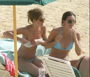 Actress Courteney Cox bikini pictures with Jennifer Aniston on the beach