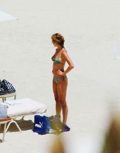 Actress Jennifer Aniston bikini pictures