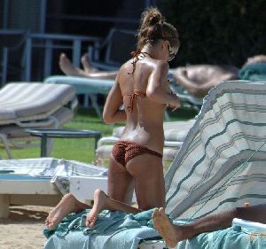 Actress Jessica Alba bikini picture at the Mandarin Oriental in Hawaii on September 10th 2005