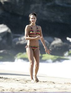 Actress Jessica Alba bikini picture at the Mandarin Oriental in Hawaii on September 10th 2005