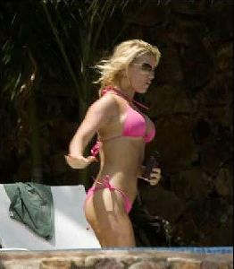 Sexy singer Jessica Simpson pink bikini pictures