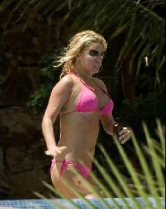 Sexy singer Jessica Simpson pink bikini pictures