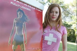 Sexy actress Rose McGowan pink t-shirt pictures