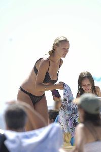 Actress Uma Thurman  bikini pictures