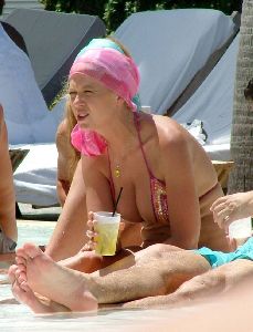 Sexy Actress Tara Reid bikini pictures at miami