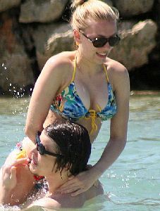 Actress Scarlett Johansson bikini pictures