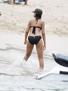 Sexy singer Rihanna bikini pictures