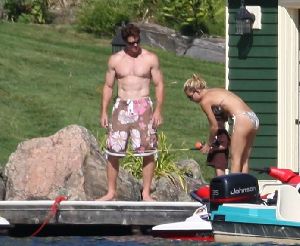 Actress Kate Hudson bikini pictures