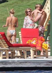 Actress Kate Hudson bikini pictures