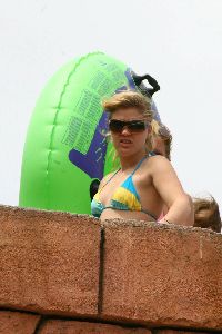 Singer Kelly Clarkson  bikini pictures