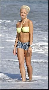 Model Kendra Wilkinson bikini pictures