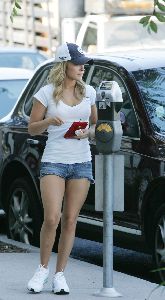 Actress Hayden Panettiere pictures wearing a very short shorts