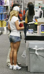 Actress Hayden Panettiere pictures wearing a very short shorts