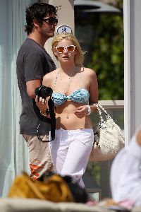 Sexy actress Elisha Cuthbert bikini pictures at Paris Hilton’s beachfront BBQ party