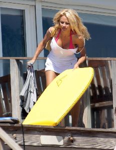 Sexy Pamela Anderson pink bikini pictures