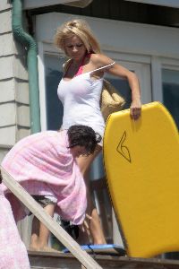 Sexy Pamela Anderson pink bikini pictures