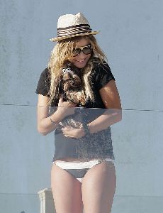 Sexy supermodel Carmen Electra bikini pictures