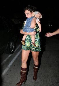 Sexy singer Britney Spears pictures holding her baby