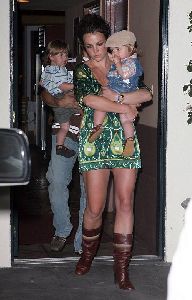 Sexy singer Britney Spears pictures holding her baby