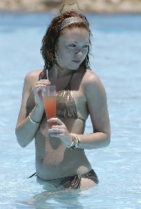 Sexy red head singer Natasha Hamilton golden bikini pictures