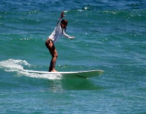 Sexy Jennifer Aniston picture in bikini surfing