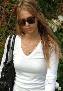 Sexy Jessica Alba picture in Venice wearing a white shirt and black sunglasses on August 25th 2007