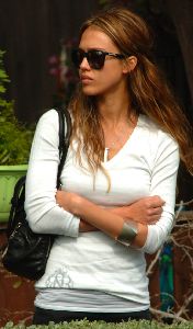 Sexy Jessica Alba picture in Venice wearing a white shirt and black sunglasses on August 25th 2007