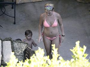 Some sexy Britney Spears bikini pic at her home with her baby