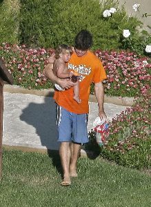 Sexy Britney Spears picture playing with her boys at her Malibu home