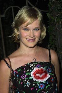 Nicholle Tom : Nicole Tom-SGS-008617