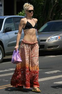 Singer Gwen Stefani black bikini picture/pic in Hawaii