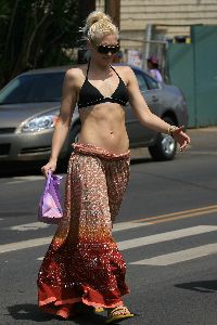 Singer Gwen Stefani black bikini picture/pic in Hawaii