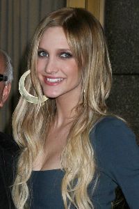 Ashlee Simpson picture/pic wearing a nice gray dress