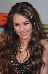 Miley Cyrus arrives at the VH1 2006 Awards