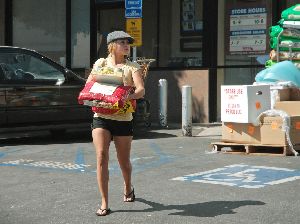 Sexy Hayden Panettiere picture/pic holding a huge bag of dog food and Pet Supplies on September 14, 2007