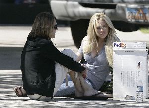 Lindsay Lohan : lindsay-lohan-fed-ex-03