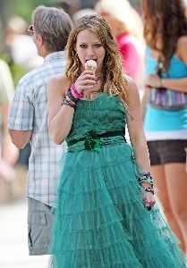 Sexy Hilary Duff  pictures eating ice-cream down town