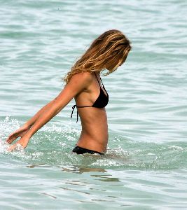 Sexy supermodel Giselle Bundchen black bikini pictures