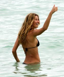 Sexy supermodel Giselle Bundchen bikini pics